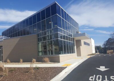 A building with an arrow pointing to a parking lot.