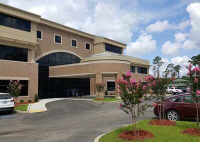 A building with cars parked in front of it.